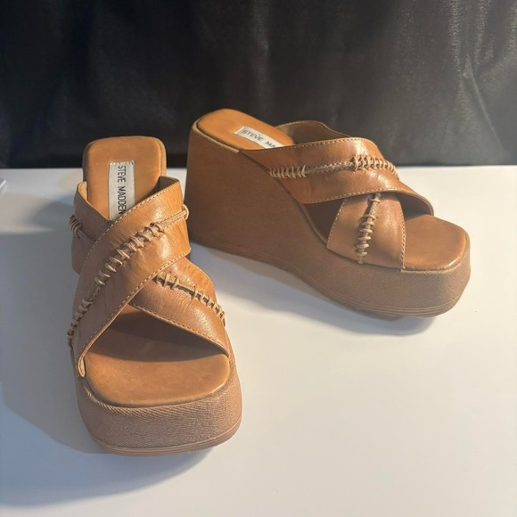 Steve Madden Tan Wedges